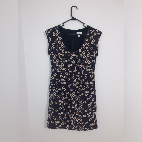 LOFT Neutral Daisies Cap Sleeve Pleated Scoop Neck Dress W/ Pockets size 10 - Picture 6 of 7